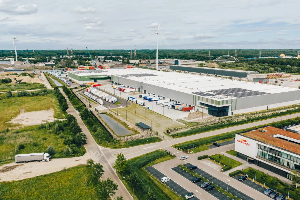 gosselin_genk-zuid_warehouse_next_to_carglass_banner